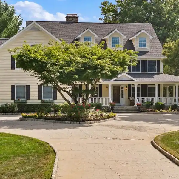 GRAND ESTATE LIVING IN PRESTIGIOUS SCHOOL DISTRICT