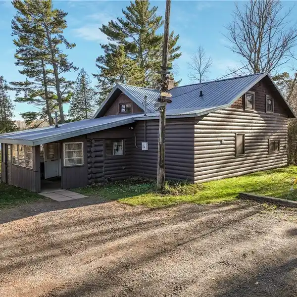 AUTHENTIC LOG CABIN RETREAT ON TORREY LAKE