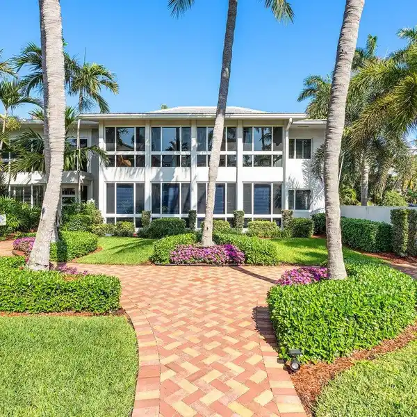 THE EPITOME OF MODERN COASTAL LIVING