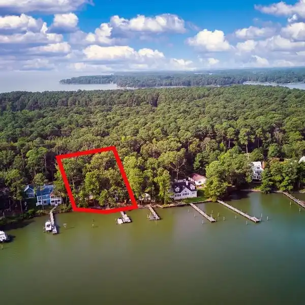 WATERFRONT COTTAGE WITH CARRIAGE HOUSE