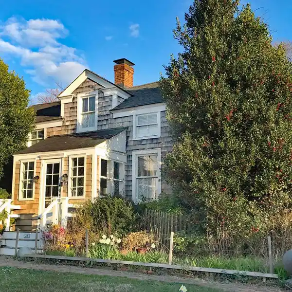 CLASSIC CEDAR SHINGLE COTTAGE