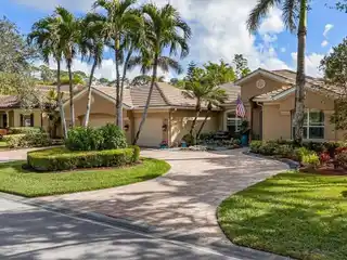 Beautiful Single-family Home in Sought-after Wilshire Lakes
