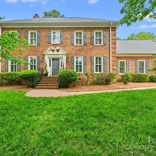 STATELY GEORGIAN HOME ON A QUIET CUL-DE-SAC