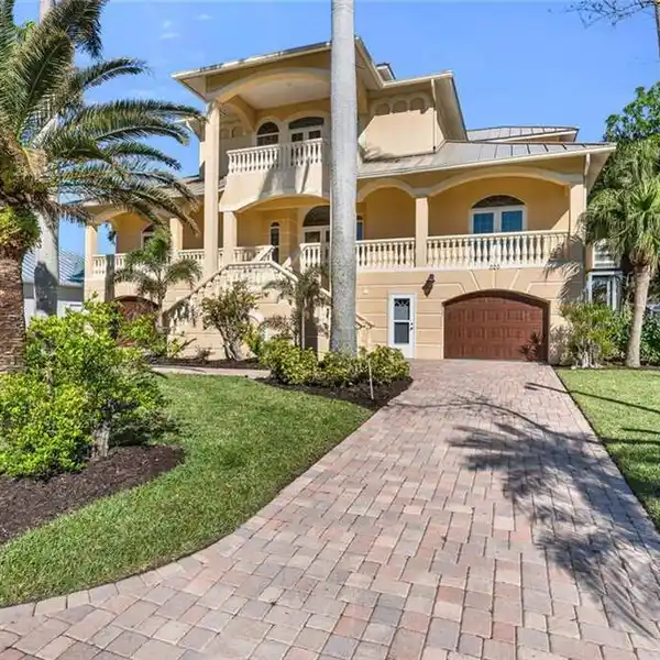 EXCEPTIONAL WATERFRONT HOME IN EXCLUSIVE DOLPHIN COVE