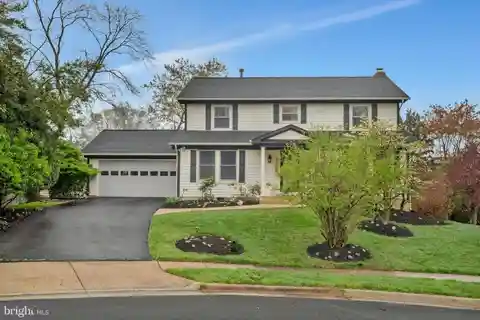 Sunlit Cul-De-Sac Gem with Grand Deck