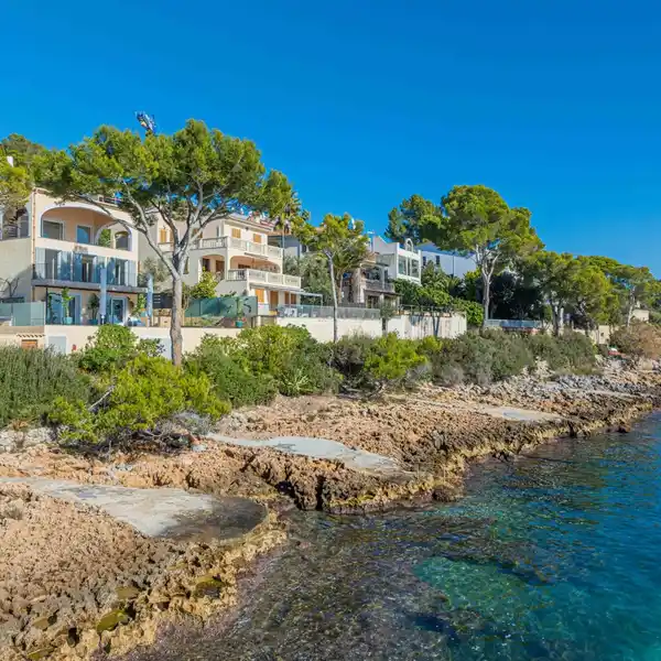 FANTASTIC MEDITERRANEAN VILLA BY THE SEA IN ALCANADA WITH FANTASTIC VIEWS OVER THE BAY OF ALCUDIA