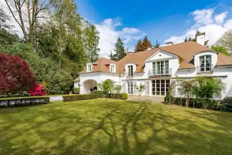 Elegant Classic Villa in Ideal Location