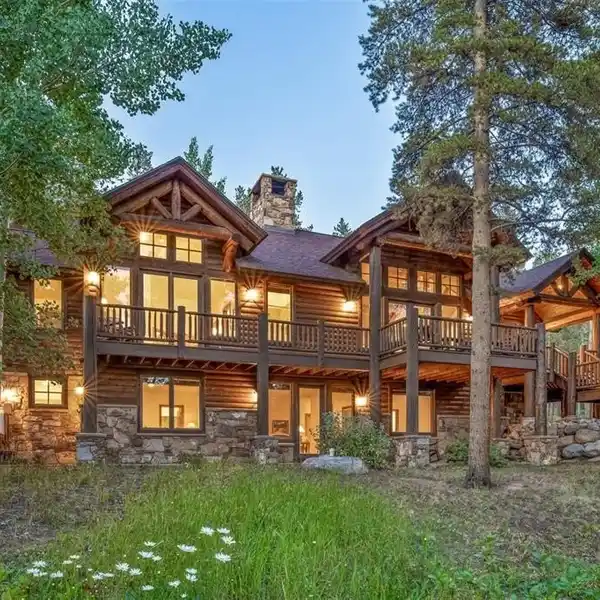 THE TRUE ESSENCE OF MOUNTAIN LIVING