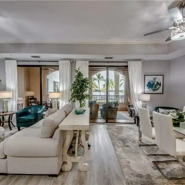 TASTEFULLY DECORATED TURNKEY CONDO