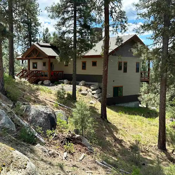 MOUNTAIN RETREAT BACKING TO THE NATIONAL FOREST