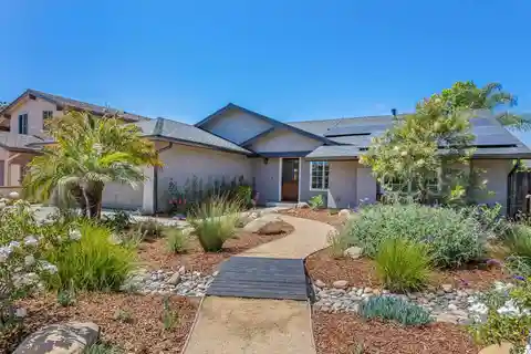 Modern Coastal Comfort on a Flat Lot
