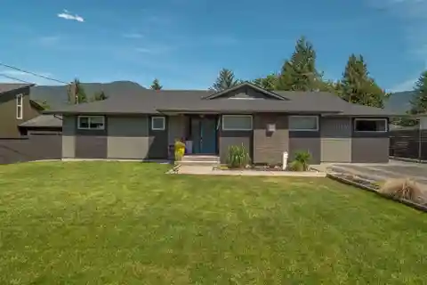 Wonderfully Renovated Modern Home in Garibaldi Estates