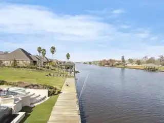 Spectacular Luxurious Waterfront Living