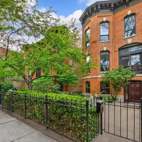 SPECIAL LINCOLN PARK BRICK ROWHOME