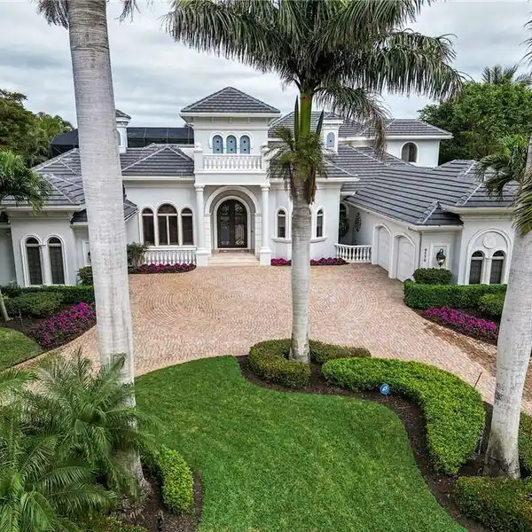 SPECTACULAR HOME IN EXCLUSIVE LAKE FOREST