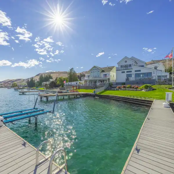 MODERN COASTAL HOME ON LAKE CHELAN