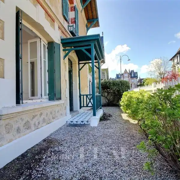 BRIGHT HOME IN THE HEART OF THE GOLDEN TRIANGLE