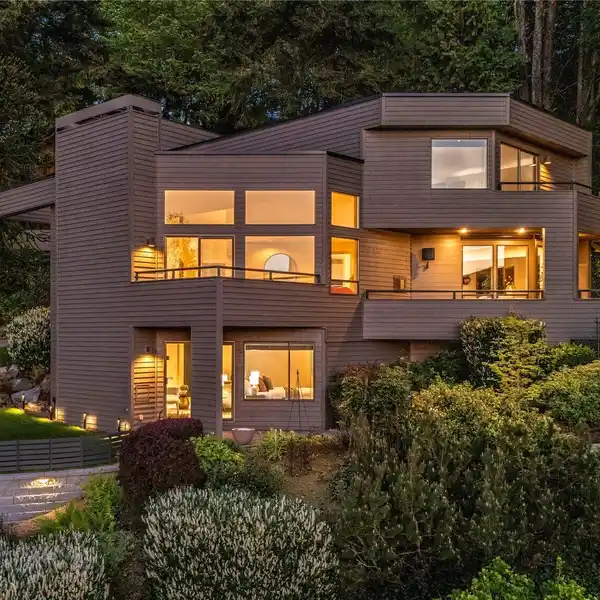 METICULOUSLY UPDATED CONTEMPORARY HOME WITH SPECTACULAR VIEWS
