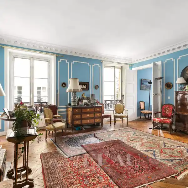 ELEGANT APARTMENT IN FINE MID 19TH CENTURY BUILDING