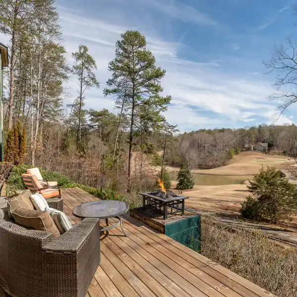 EXPANSIVE OPEN PLAN HOME IN RUMBLING BALD