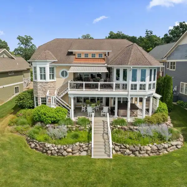 LUXURY LIVING ON CHRISTIANE LAKE