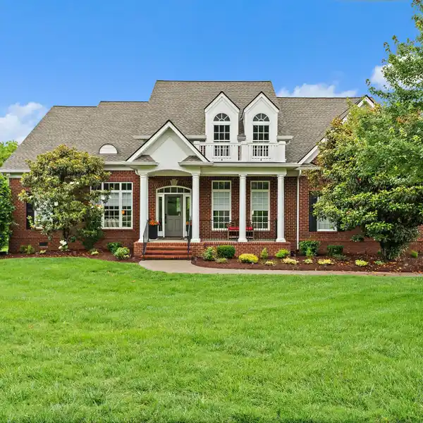 LUXURY AND COMFORT IN COVETED BENINGTON