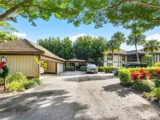 Exquisitely Renovated End-unit Bungalow in Palm Beach Polo Club