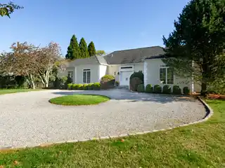 Three Bedroom Rental in the Perfect Sough of the Highway Location