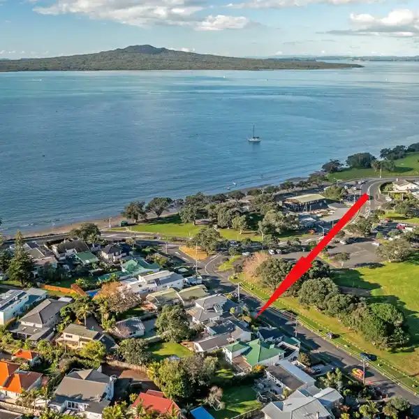 SUN-FILLED COASTAL HOME NEAR NARROW NECK BEACH
