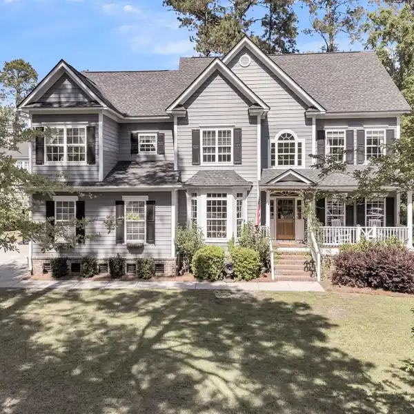BEAUTIFULLY MAINTAINED RESIDENCE IN SOUGHT-AFTER TENNYSON