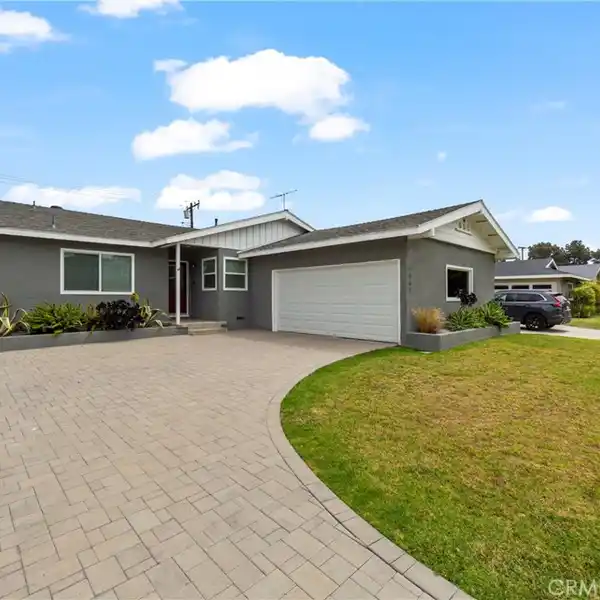 COMFORT AND STYLE IN A DESIRABLE LOCATION