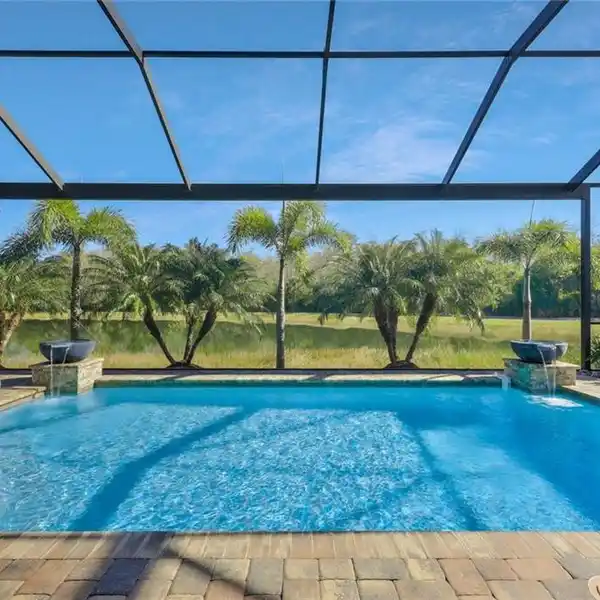 THE PERFECT COMBINATION OF PRIVACY AND ELEGANCE