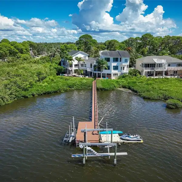 EXTRAORDINARY WATERFRONT RESIDENCE
