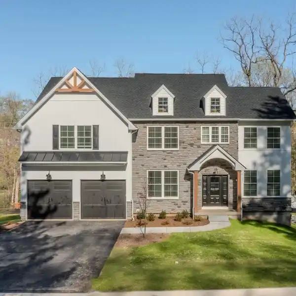 NEW CONSTRUCTION IN AN EXCLUSIVE COMMUNITY