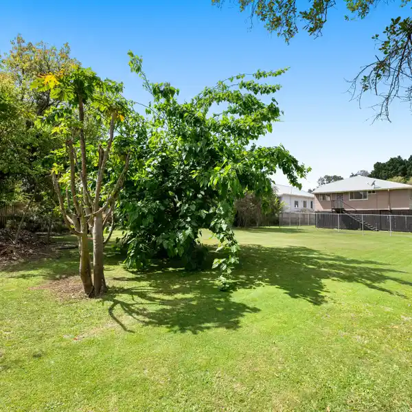LARGE QUEENSLANDER HOUSE