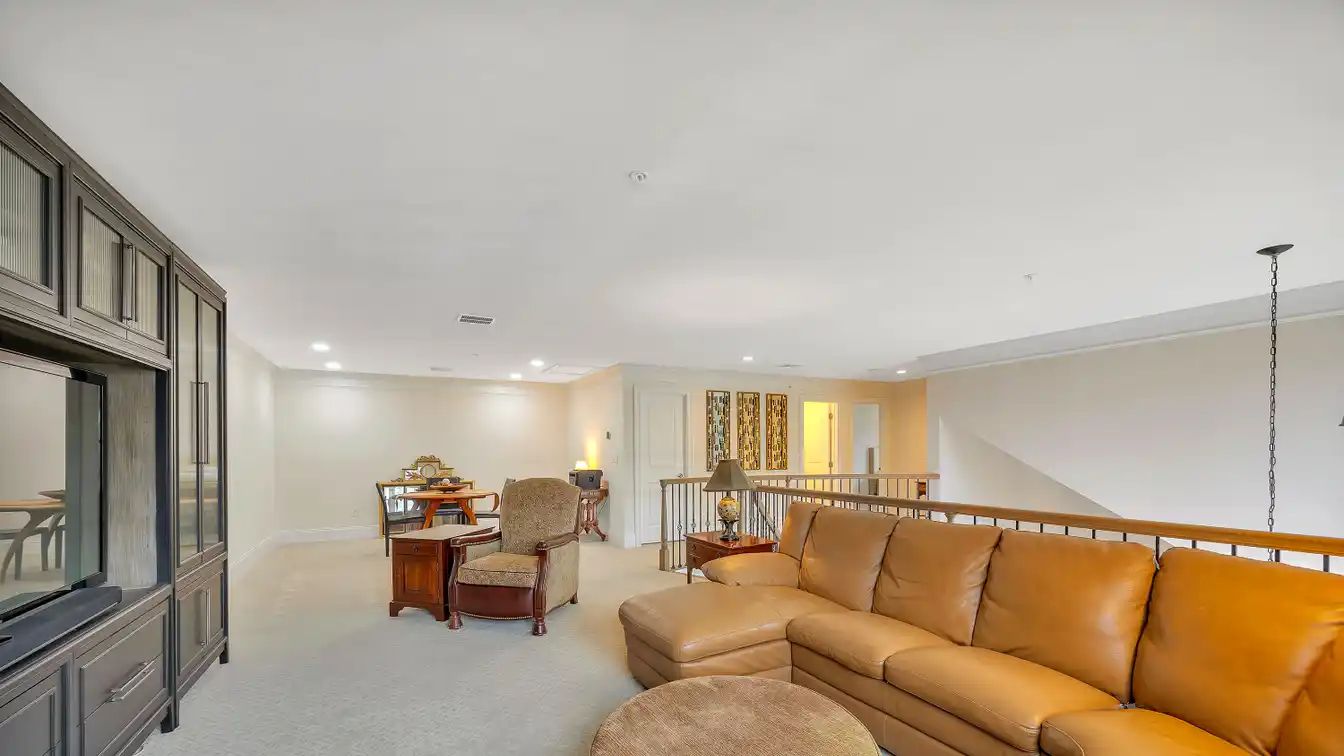 Expansive Condo Ideal for Relaxation and Entertaining