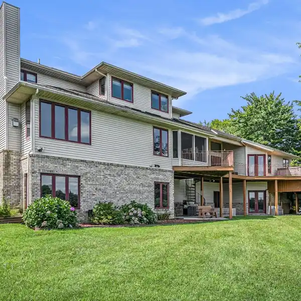 GORGEOUS PROPERTY ON LAKE TEMPLENE