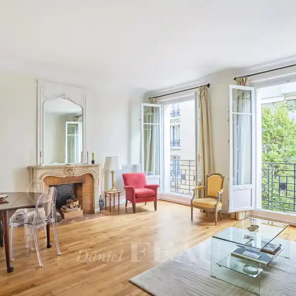 IMMACULATE RECENTLY RENOVATED APARTMENT