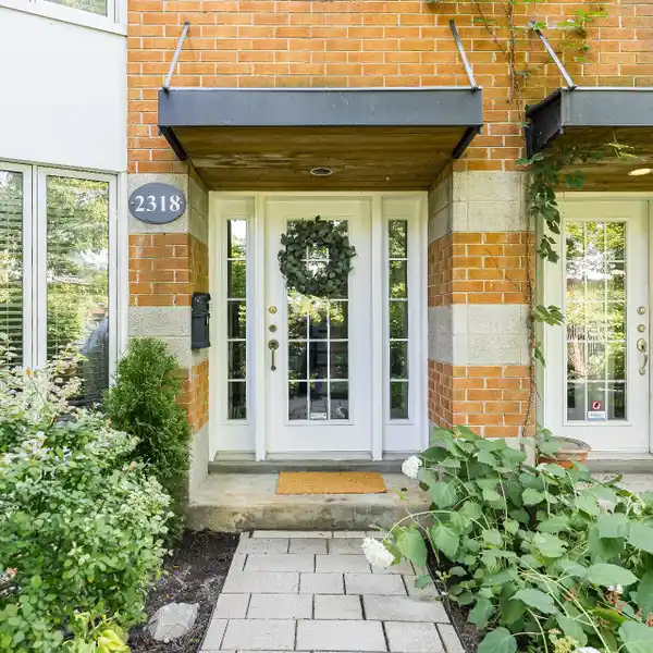 CHIC TOWNHOME STEPS FROM CANAL AND CULTURE