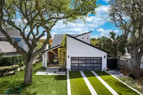 Remodeled Pool Home Two Blocks to the Beach