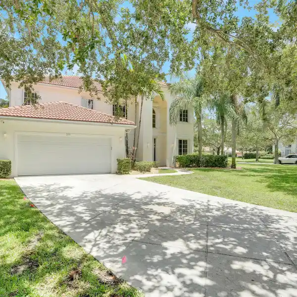 BEAUTIFULLY MAINTAINED RESIDENCE IN EGRET LANDING