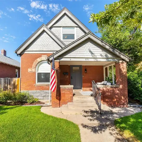 METICULOUSLY RENOVATED 1894 VICTORIAN