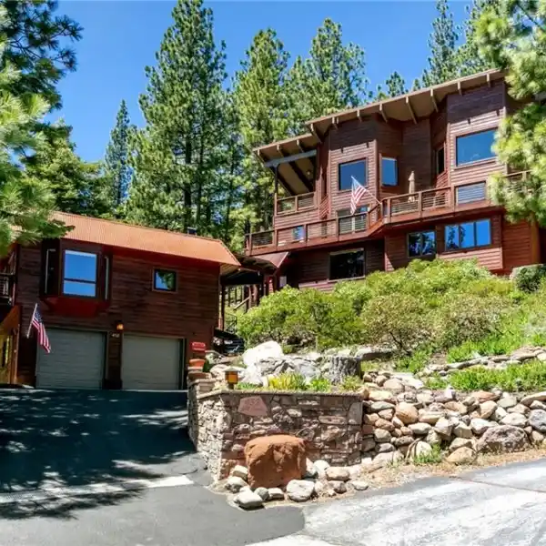 MOUNTAIN RETREAT WITH LAKE VIEWS