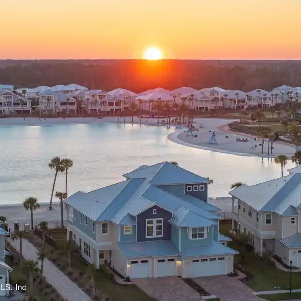 BEAUTIFUL COASTAL TOWNHOME WITH PRIVATE BEACH ACCESS