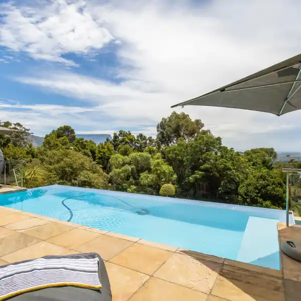 CONTEMPORARY HOME WITH ENDLESS PANORAMIC VIEWS