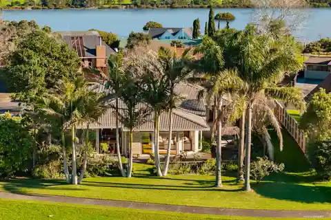 Sanctuary of Light with Seamless Indoor-Outdoor Flow