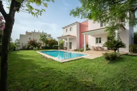 Luxury Detached House Offering Elegance and Modern Comfort
