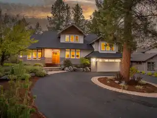 Luxury Living in Awbrey Glen