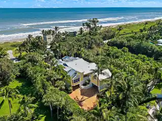 Refined Coastal Living on Jupiter Island