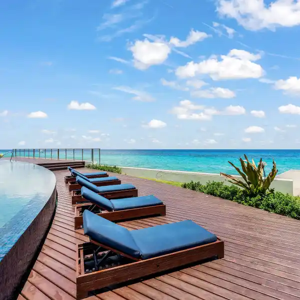 BEAUTIFULLY APPOINTED OCEANFRONT RESIDENCE